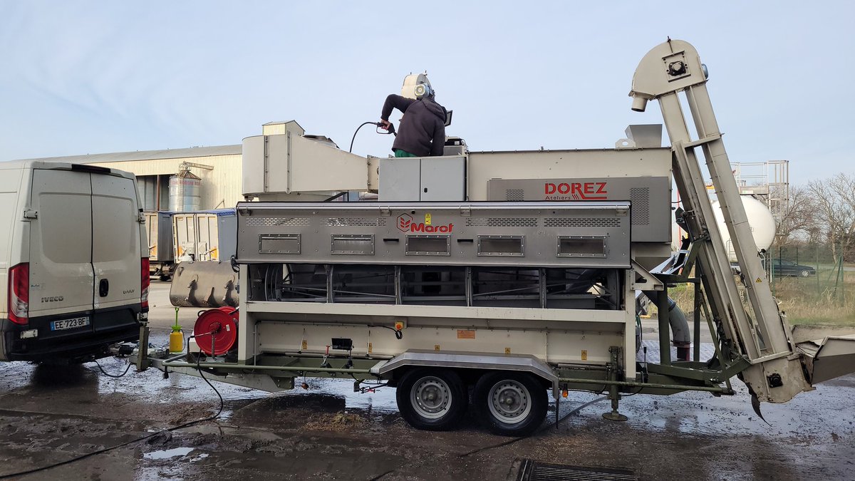 ERavard's tweet photo. Après une saison intense 🥵, place au nettoyage et entretien du matériel de triage.🛠🔧
Une machine reste active pour les compléments, blé dur, pois.... https://t.co/wZKpjXi5KX