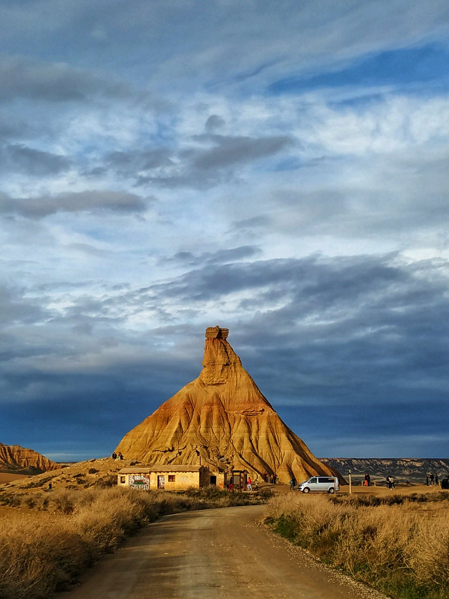 ialzu77's tweet photo. #Castildetierra o el símbolo de las #BardenasReales #Navarra. La catedral del desierto esculpida por el viento y el agua. @VisitNavarra #naturaleza #nature #NaturePhotography #atardecer #meteo #photography #landscape #landscapephotography #NatureBeauty https://t.co/CH2JKgUvAW