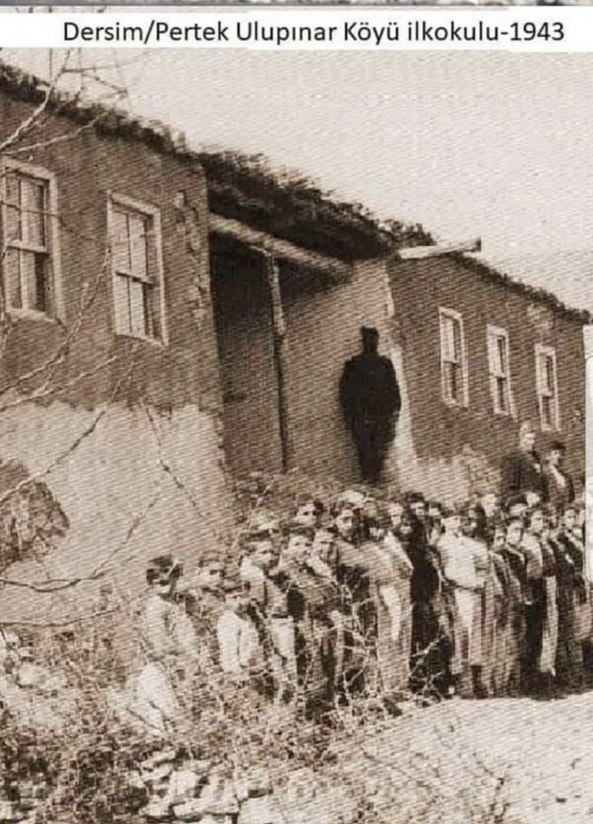 1943’te pertek’te bir ilkokul..
(Yoksul ve perişanmış belki çocuklar,
Ama okuma, öğrenme aşkı varmış)

2023’teyiz ve tüm köy ilkokulları kapalı.

Yüzyıllık Cumhuriyet’in bir karşı devrime yenildiği ortada.