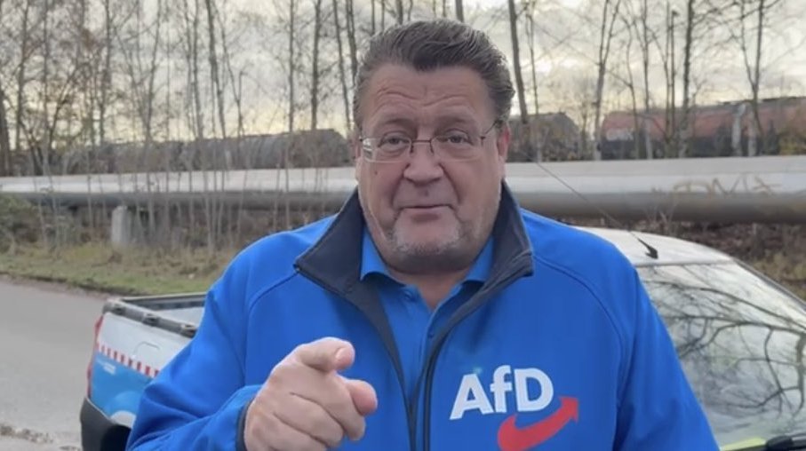 JorgKoester's tweet photo. @StBrandner Und was sucht #Dummling #Brandner? 
Seine Männlichkeit, wie #Rattenfänger #Höcke? https://t.co/02XqMN3VSh