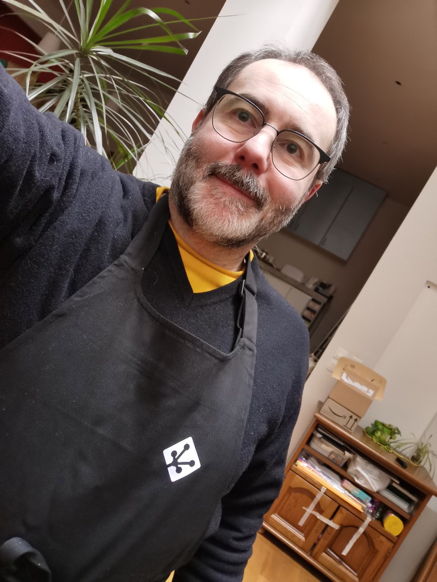 MentorDevOps's tweet photo. 🧪 Testes de produits pour la boutique de #swag des #CompagnonsDuDevOps.

Le hoodie oversize, en coton bio et polyester recyclé, est super confortable.

Mais surtout un tablier en coton #organic #vegan.

Pour en savoir plus sur le projet c'est par ici.

https://t.co/mlz6YhjOkC https://t.co/Em9IIMTizA