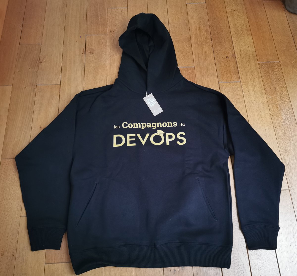 MentorDevOps's tweet photo. 🧪 Testes de produits pour la boutique de #swag des #CompagnonsDuDevOps.

Le hoodie oversize, en coton bio et polyester recyclé, est super confortable.

Mais surtout un tablier en coton #organic #vegan.

Pour en savoir plus sur le projet c'est par ici.

https://t.co/mlz6YhjOkC https://t.co/Em9IIMTizA