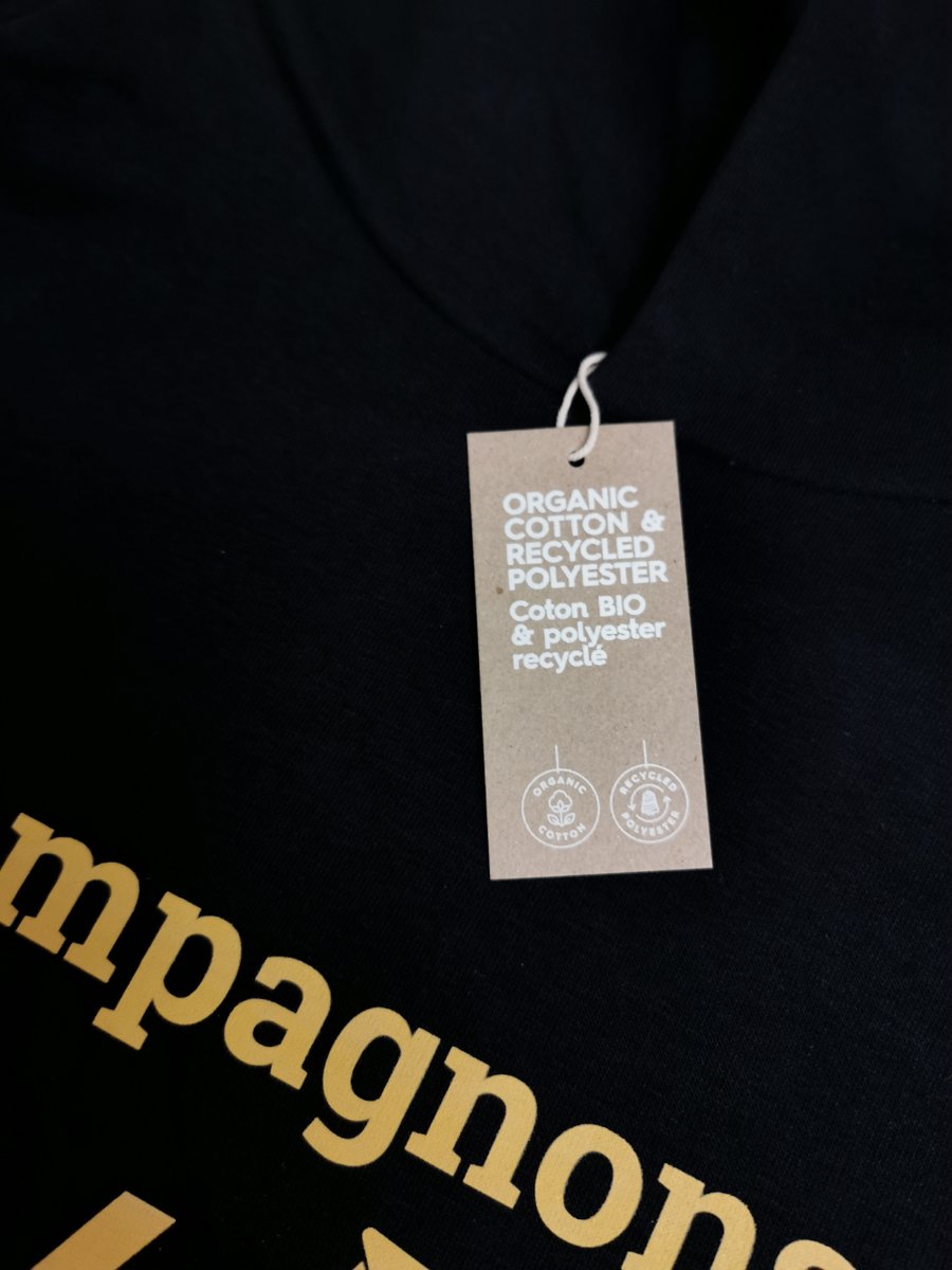 MentorDevOps's tweet photo. 🧪 Testes de produits pour la boutique de #swag des #CompagnonsDuDevOps.

Le hoodie oversize, en coton bio et polyester recyclé, est super confortable.

Mais surtout un tablier en coton #organic #vegan.

Pour en savoir plus sur le projet c'est par ici.

https://t.co/mlz6YhjOkC https://t.co/Em9IIMTizA