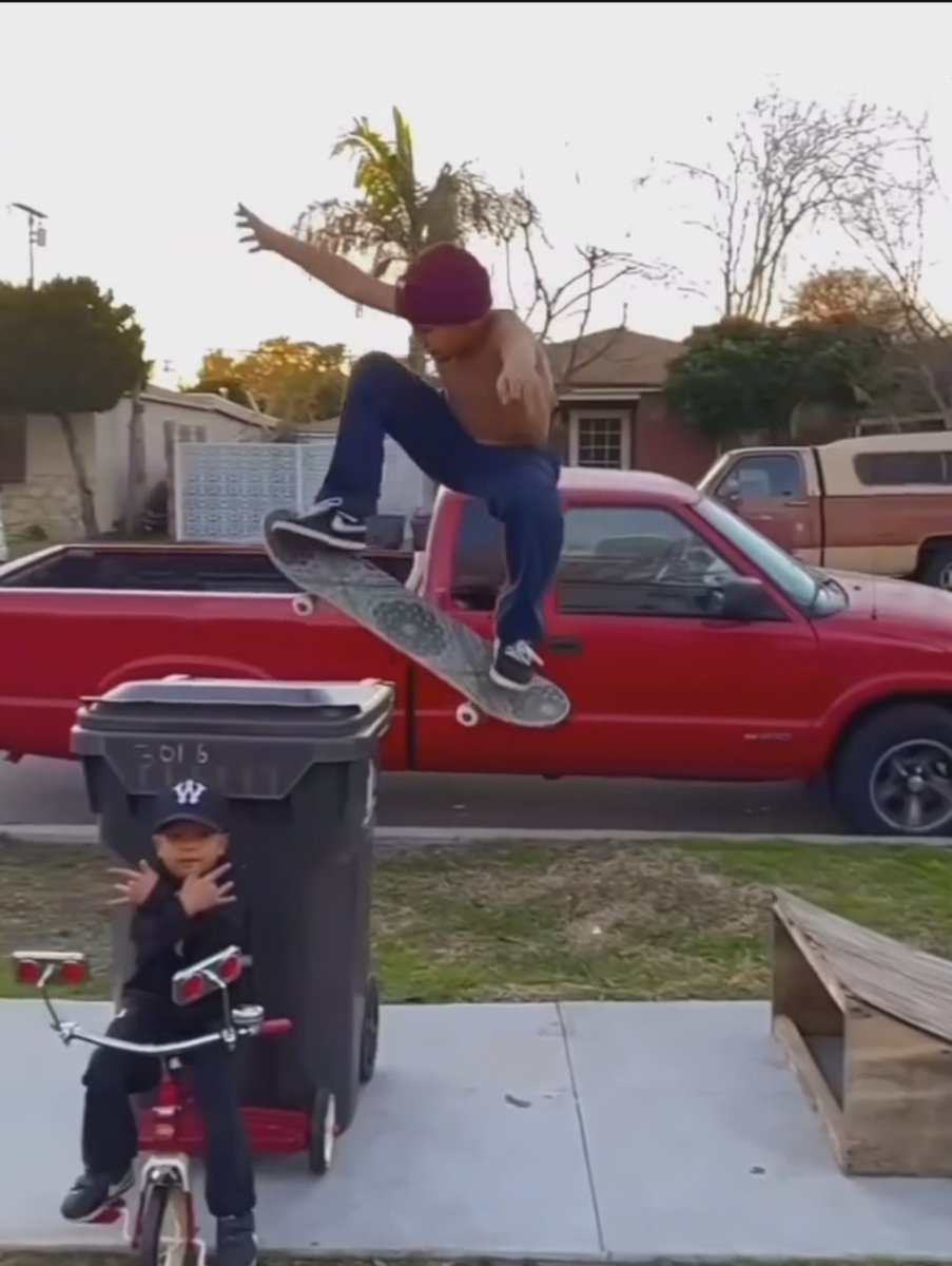 ArnoTheMunko's tweet image. Lil bro is not playing!! 💯💯💯😂😂 No wonder "Tony Yawk" is out here jumping over a whole trashcan!! #hellions