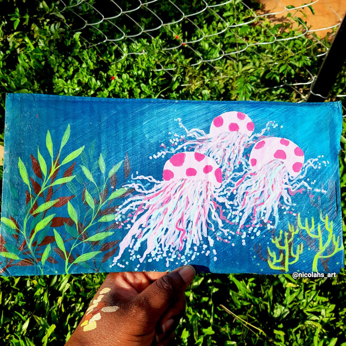 nicolahs_art's tweet image. I made this simple jellyfish painting on recycled carton. It was for my cousin when we were having a painting session in her house. I am so happy she loved the result! 

#art #recycledart #simpleart #simpleartideas #painting