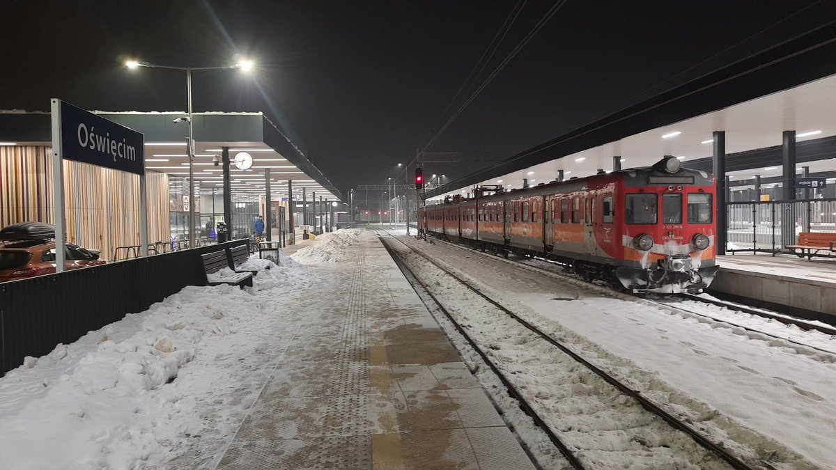 LeszekMatula's tweet photo. Dzisiaj kolejowy Sylwester. Czas zacząć imprezę w Oświęcimiu.
Ex- podkarpacka #EN57-1440 przed poc. 30786 Oświęcim- Kraków Gł.
Śląski Elf2 jako przedostatni w historii (ostatni za 2 godz) poc. os. do Raciborza. Od jutra tylko do Katowic. Pzdr dla @cfeter
W gratisie #EU07-144 https://t.co/D6j3Ik9DxC