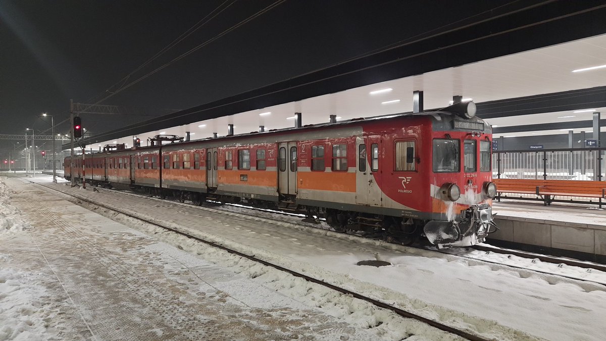 LeszekMatula's tweet photo. Dzisiaj kolejowy Sylwester. Czas zacząć imprezę w Oświęcimiu.
Ex- podkarpacka #EN57-1440 przed poc. 30786 Oświęcim- Kraków Gł.
Śląski Elf2 jako przedostatni w historii (ostatni za 2 godz) poc. os. do Raciborza. Od jutra tylko do Katowic. Pzdr dla @cfeter
W gratisie #EU07-144 https://t.co/D6j3Ik9DxC