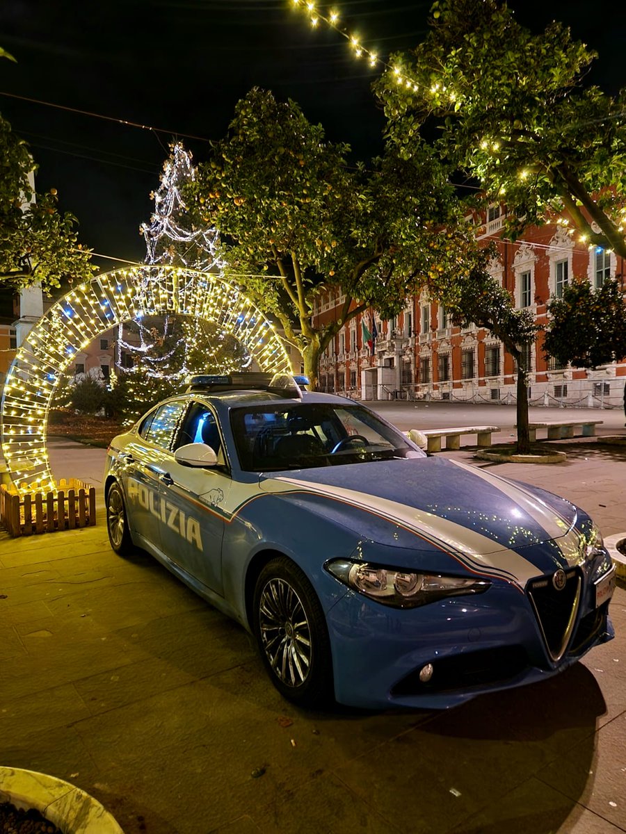 poliziadistato's tweet image. Buonasera da Massa Carrara,  piazza Aranci
#essercisempre 
#natalesicuro
#9dicembre