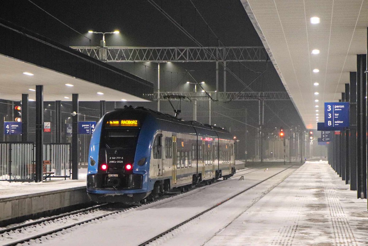 LeszekMatula's tweet photo. Dzisiaj kolejowy Sylwester. Czas zacząć imprezę w Oświęcimiu.
Ex- podkarpacka #EN57-1440 przed poc. 30786 Oświęcim- Kraków Gł.
Śląski Elf2 jako przedostatni w historii (ostatni za 2 godz) poc. os. do Raciborza. Od jutra tylko do Katowic. Pzdr dla @cfeter
W gratisie #EU07-144 https://t.co/D6j3Ik9DxC