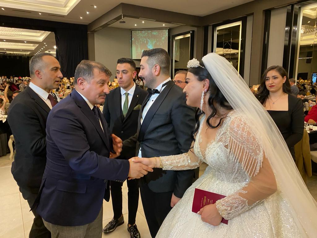 muratgunaycorum's tweet photo. Hatal ve Karabacak ailelerinin kıymetli evlatları Hasret ile Berkan kardeşlerimizin nikah şahitliğini yaparak genç çiftimizin ve ailelerinin mutluluklarına ortak olduk.

Çiftimize ömür boyu mutluluklar dilerim Rabbim iki cihan saadeti versin inşaAllah 🤲
@erkankandemir 
@muhammedavci53 
@baharayvazoglu 
@yusufahlatci