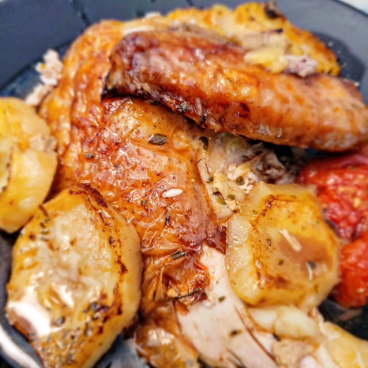 FERNANDOSYRAH's tweet photo. Así comíamos ayer en casa : Ensalada de burrata y berros, y una pintada (menudo lujo) al horno, cuya receta ya os contaré en https://t.co/iTt0OcKj1x
#fernanosyrah #CocinaSaludable #EnCasa #VinoGastronomiayViajes #Berros #Burrata #Pintada #CocinaCasera #yahoravasylocascas https://t.co/hUUhPS7bV1