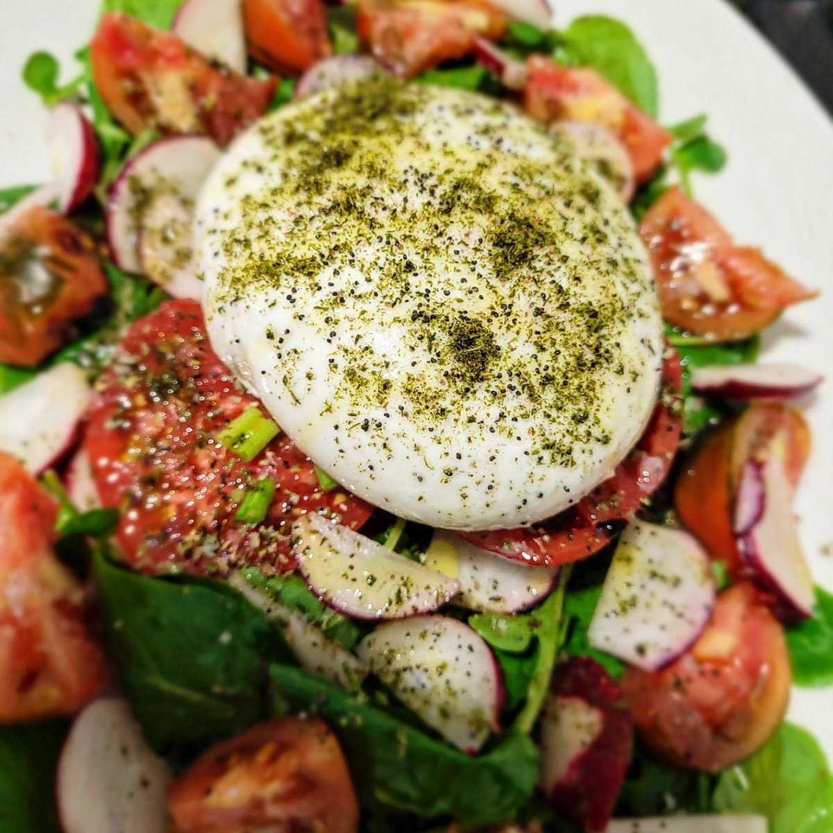 FERNANDOSYRAH's tweet photo. Así comíamos ayer en casa : Ensalada de burrata y berros, y una pintada (menudo lujo) al horno, cuya receta ya os contaré en https://t.co/iTt0OcKj1x
#fernanosyrah #CocinaSaludable #EnCasa #VinoGastronomiayViajes #Berros #Burrata #Pintada #CocinaCasera #yahoravasylocascas https://t.co/hUUhPS7bV1