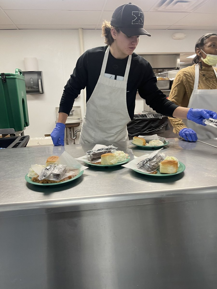 eXposureBB's tweet photo. Great time as always volunteering and serving food at the Chattanooga Foundation homeless shelter with the #✖️boys! #ChattTown #✖️boys https://t.co/FVSQ1F2o1J