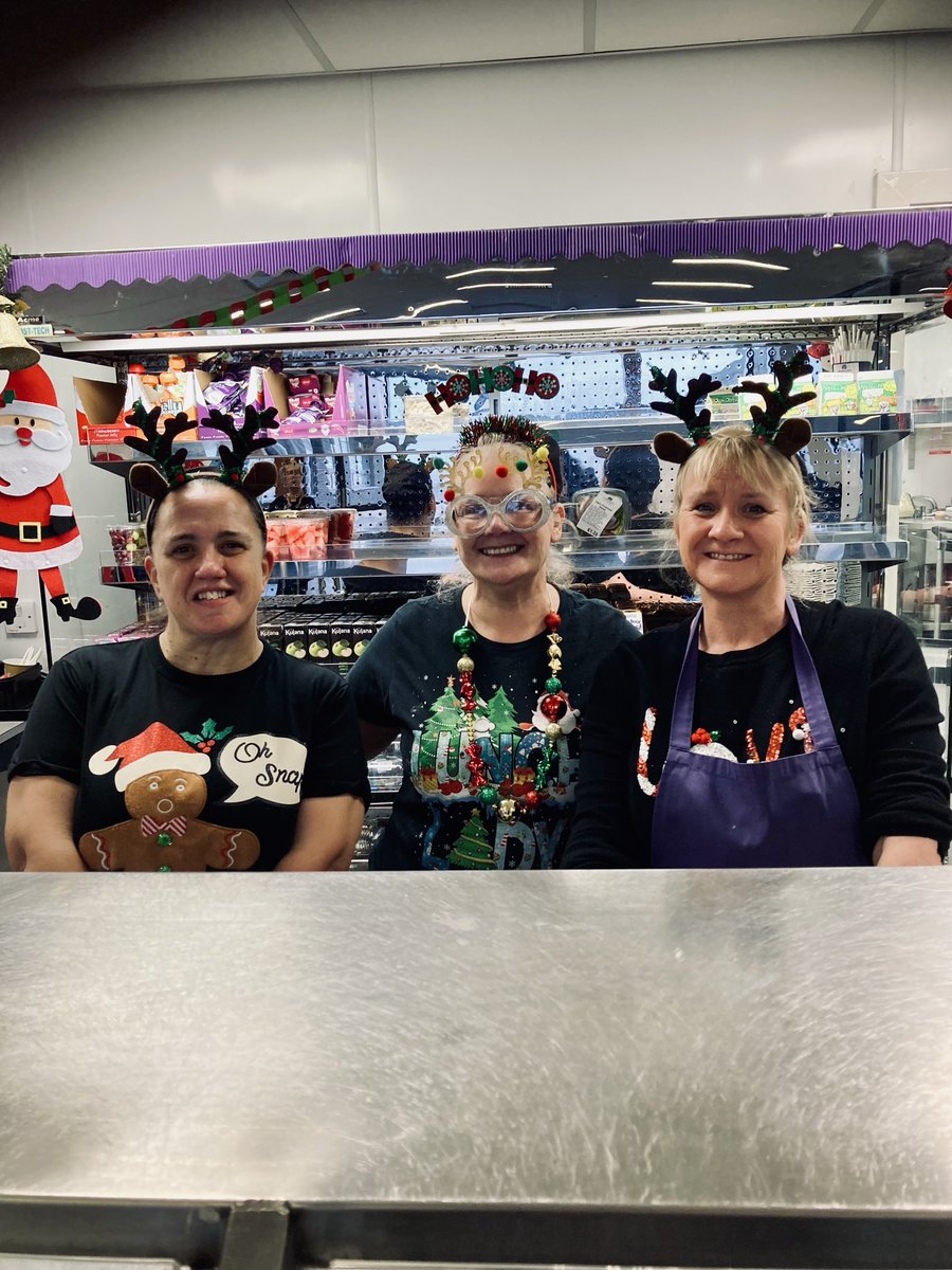 MiriamSRathore's tweet photo. ⁦@BCHS_uk⁩ all set for Xmas dinner yesterday - and I can confirm it was delicious! https://t.co/Vp8J4sjdB4