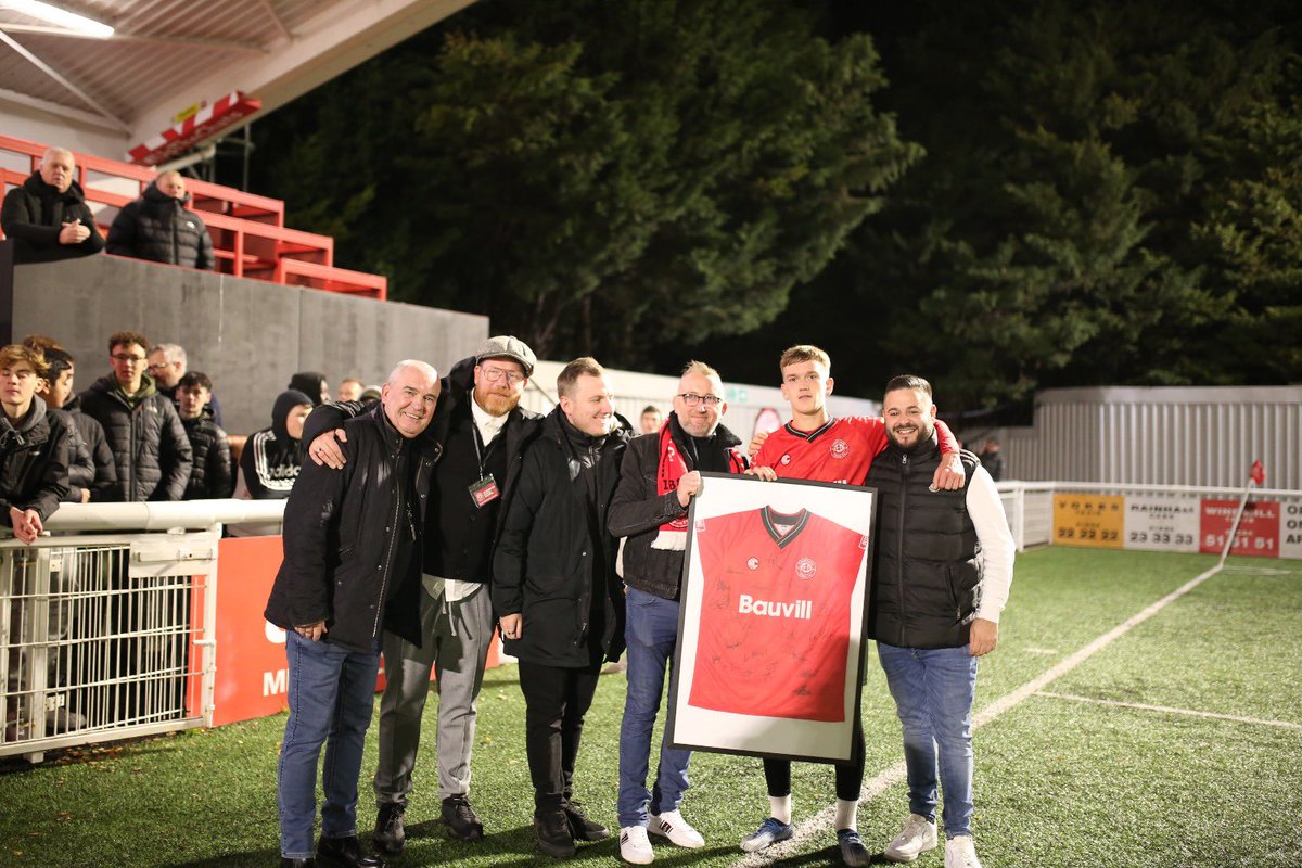 ChathamTownFC's tweet photo. Massive thanks to today’s Matchday sponsors, Arriva, who were presented with a signed framed shirt by their choice of MOTM — Harvey Broad! 👊 

🔴⚪️⚫️ #UpTheChats https://t.co/HdmbV6Vabw
