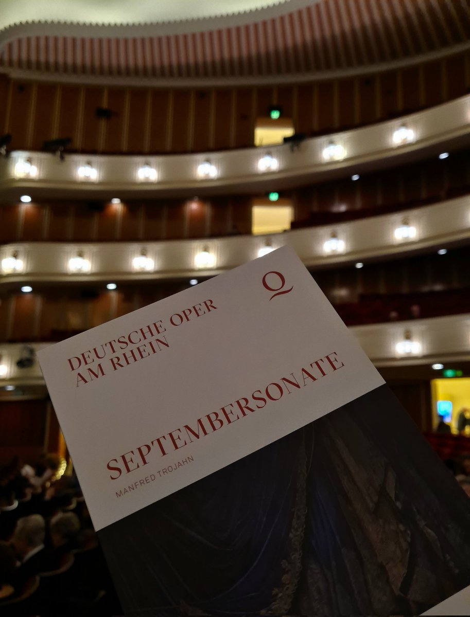 Opernjunkie's tweet photo. "Wenn ich Sie so getroffen hätte, ich hätte mich doch auf der Stelle in Sie verliebt."
Knapp die #Uraufführung verpasst, aber die zweiten Vorstellungen sind ja sowieso die besten, mit #Septembersonate (Regie Johannes #Erath) immerhin schon die dritte Oper von Manfred #Trojahn 🎶 https://t.co/qNJr5GArJB