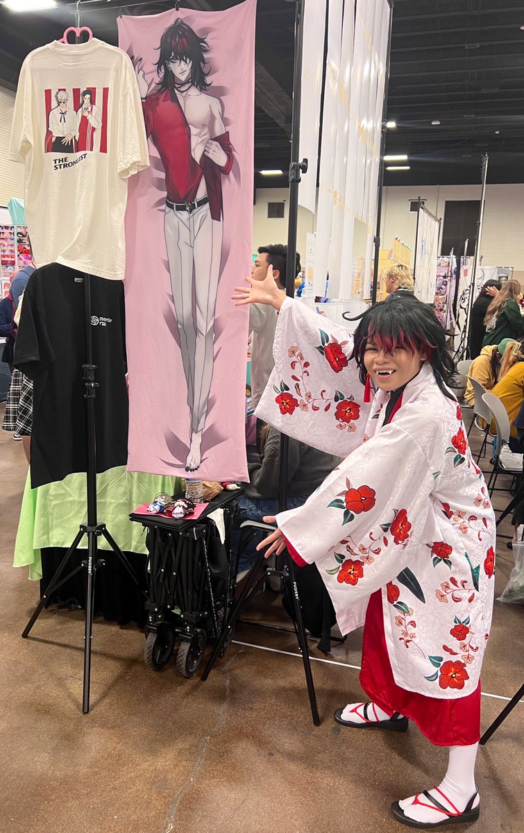 WAOW @ashketchuppee in our booth! Milordception 👹👹👹 
#voxakuma #Akurylic