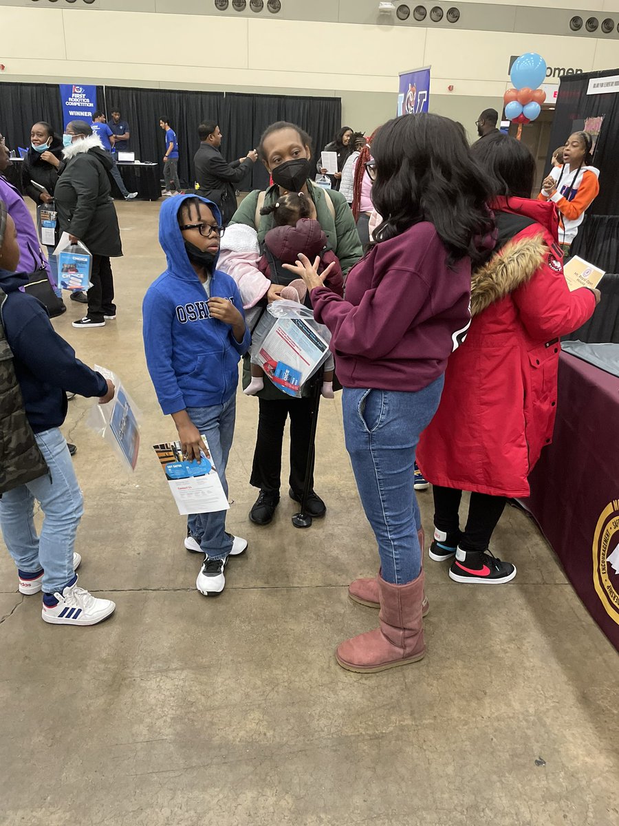 baba_olumiji's tweet photo. Great parent turn out for our bus and a great Saturday morning at the #ChoiceFair of course we had to stop by some CLN 3 schools @LindsayKrey
#VictoriesHappenonValleyStreet https://t.co/WrCAA1rodk