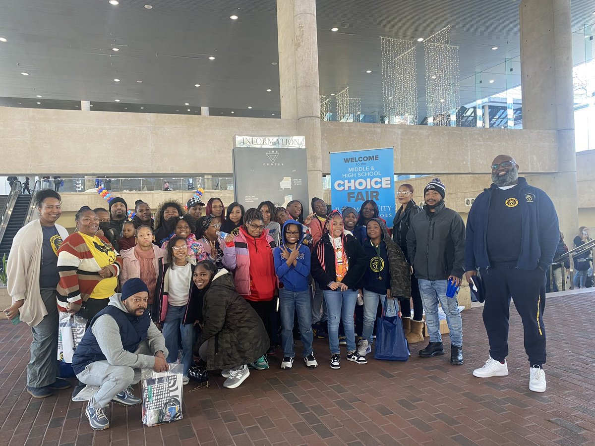 baba_olumiji's tweet photo. Great parent turn out for our bus and a great Saturday morning at the #ChoiceFair of course we had to stop by some CLN 3 schools @LindsayKrey
#VictoriesHappenonValleyStreet https://t.co/WrCAA1rodk