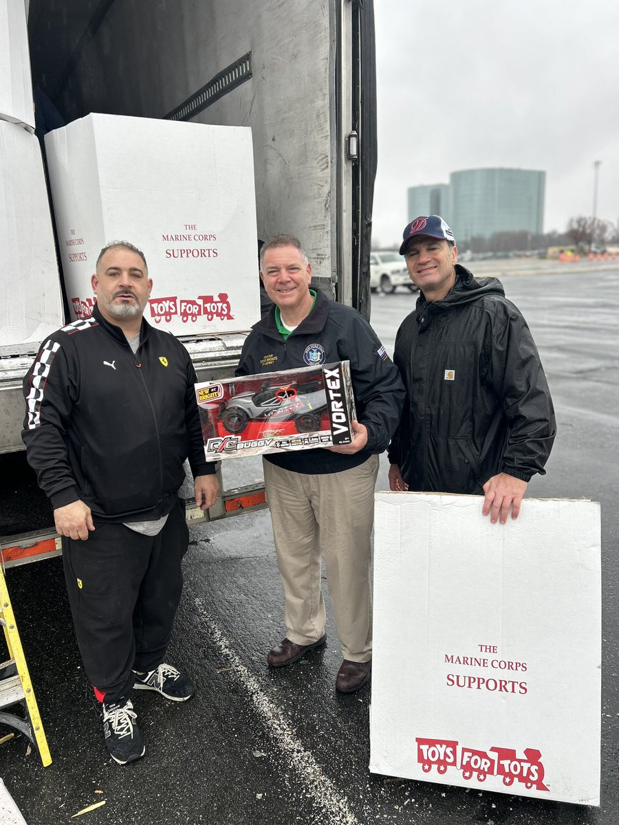 SenatorRhoads's tweet photo. Lent a helping hand at the Toys for Tots drive at Nassau Coliseum recently. Thanks to Major Chuck Kilbride and the USMC for once again making sure that every child is able to receive the gift of a new toy this holiday season! #toysfortots https://t.co/Z7lA2hEymg