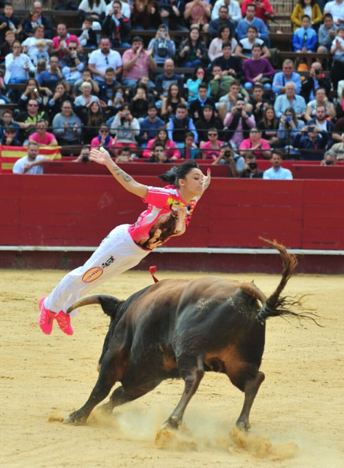 ¡Buenos días! #FelizLunesParaTodos 
Días de recortadores, y recortadoras, como la protagonista de hoy 
ForosToreros.Com
¿Quién, dónde? ¿Y la foto?