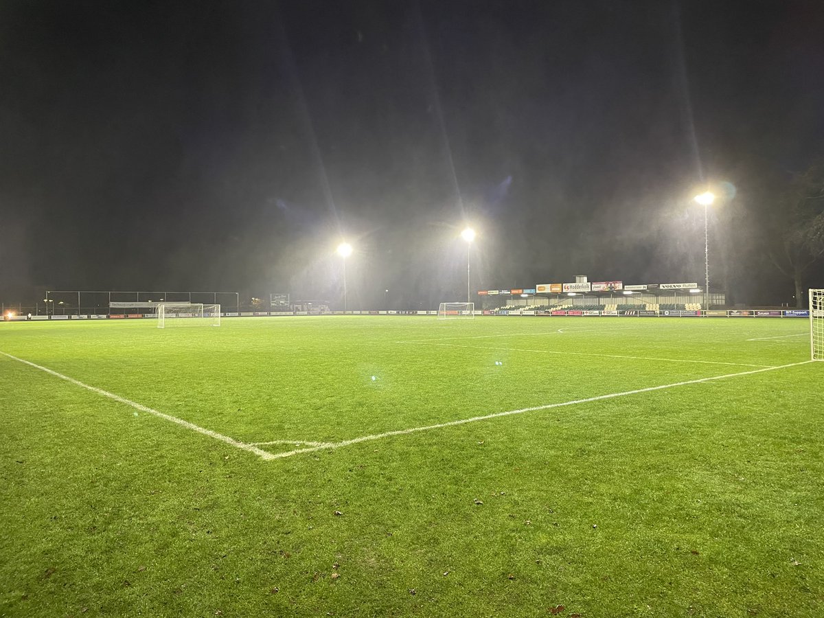 SteDoCoTV was vanavond weer aanwezig bij een uitwedstrijd van <a href="/1Stedoco/">SteDoCo Heren 1</a>. Helaas werd de wedstrijd tegen <a href="/AWCwijchen/">sv AWC</a> afgelast. Er werd ook niet afgetrapt op het naastgelegen kunstgrasveld 😢. Jammer! #roodzwartisonshart 🔴⚫️.