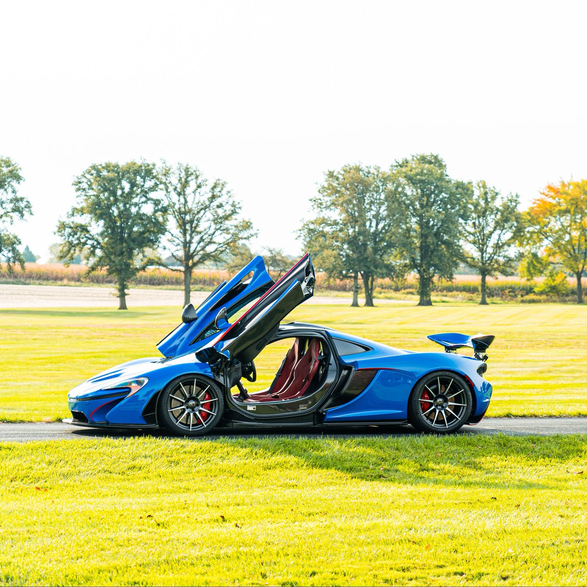 rmsothebys's tweet photo. SOLD: 2015 McLaren P1 for $2,095,000. #LuxuryWeek https://t.co/3L73o6PLz0