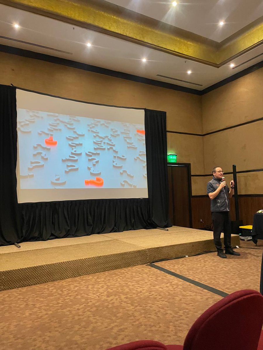 posadev's tweet image. Liberando a producción con confidencia 
#PosaDev2023
By el gran @aalmiray