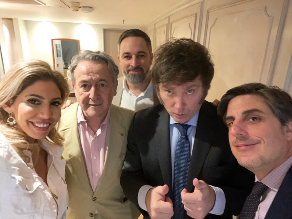 hermanntertsch's tweet photo. Con el presidente de Argentina que tanto deseamos y el próximo jefe de gobierno de España que tanto necesitamos. Buenos Aires es una ciudad que después de muchísimo tiempo de estafas y depresión respira verdad y esperanza. Son @JMilei y ⁦@Santi_ABASCAL⁩ https://t.co/ph9qqXkV10