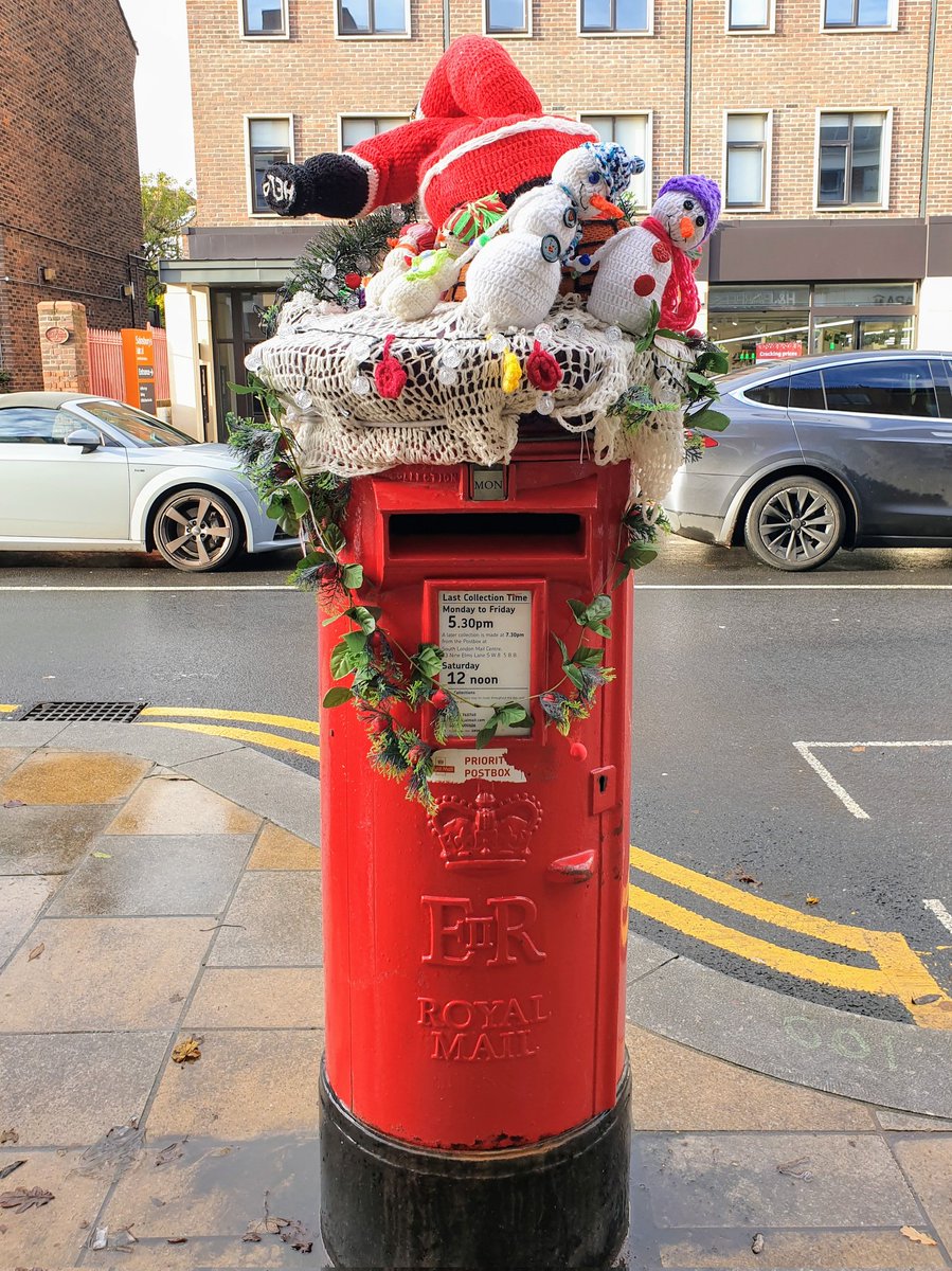 HELP! Santa stuck in the chimney. Southfields, London #PostboxSaturday #streetsoflondon #lifeinlondon #itsbeginningtolookalotlikechristmas