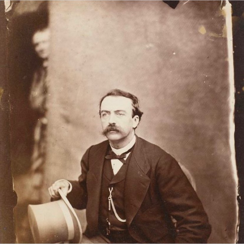 Derrière cet homme pris en photo par Carjat, on reconnaît la silhouette d’un homme… c’est Charles Baudelaire !