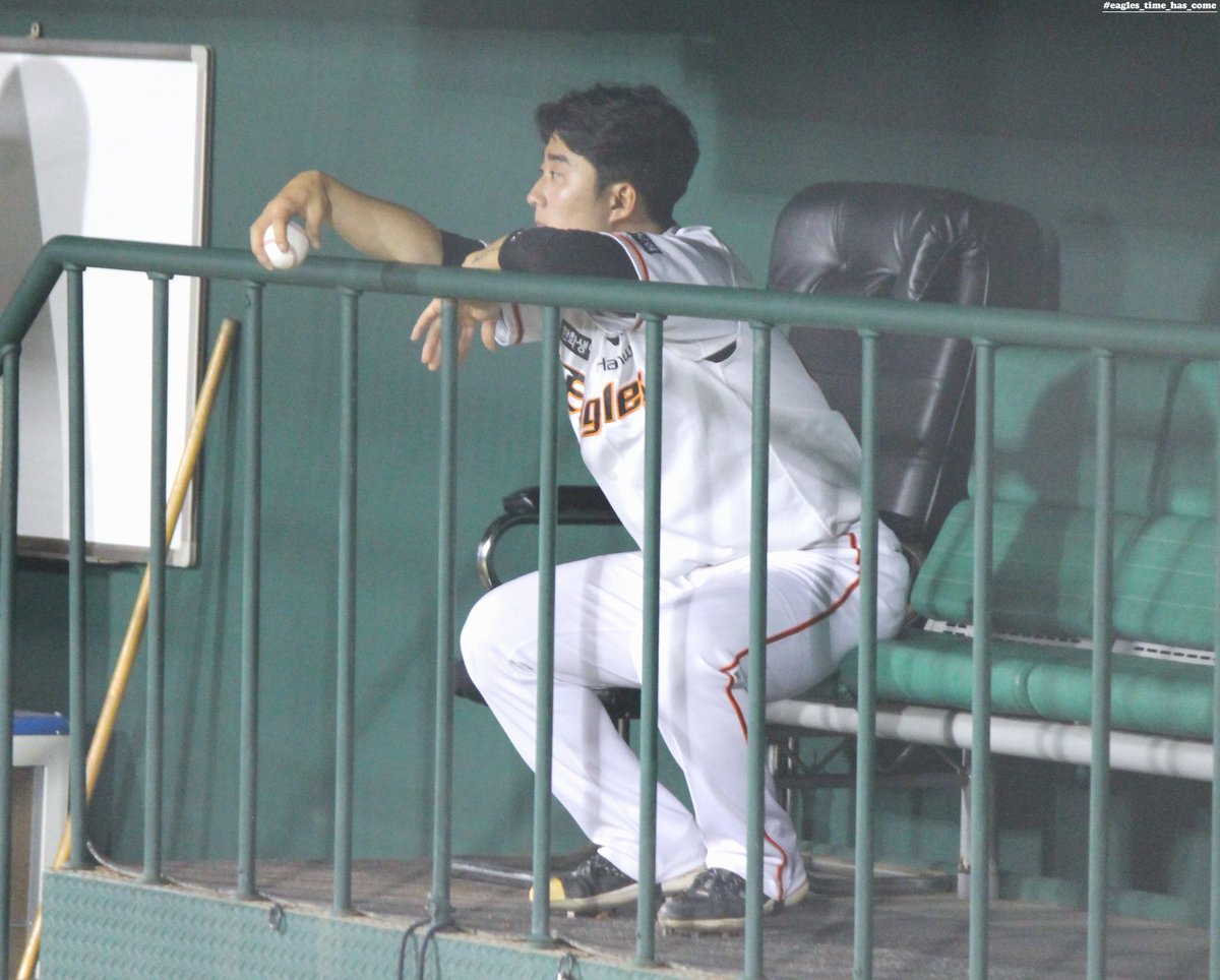 ETSC41's tweet photo. 조별리그 때 지수선수 선발경기 중계 안해줘서 소식으로 들을 수 밖에 없었는데...ㅜㅜ
그래도 필리핀전 때 중계 해줘서 공 던지는 모습 봐서 좋았어요!!
#한화이글스 #장지수 #NO_69 https://t.co/sZjUeFaoFi