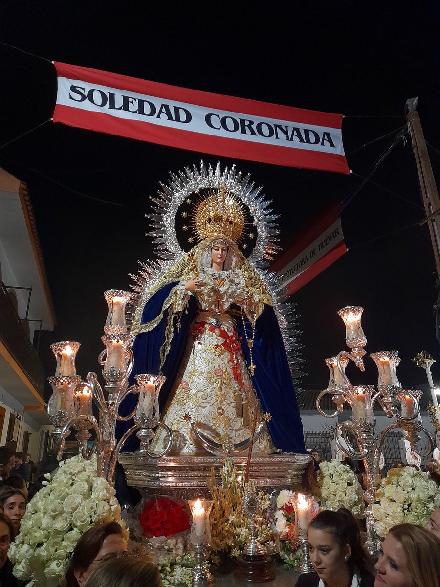 ROSARIO | 19:50 | Nuestra Señora de la Soledad Coronada llega a Los Príncipes, donde con esmero han preparado su visita.

#SoledadPuertaDelCielo