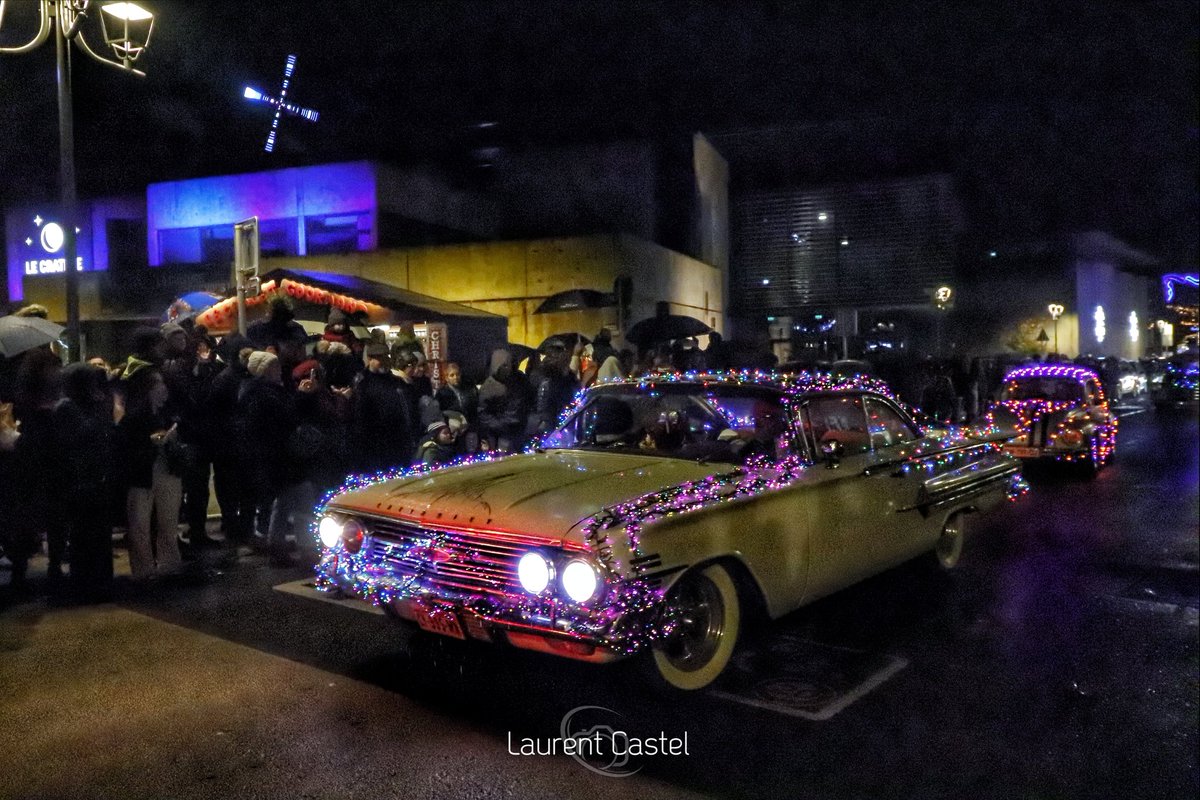 Défilé de voitures anciennes décorées sympa la parade de Noël 👏👏 #vintagecar #voituredelegende #voiturecollection #villedalès #fetesdenoel #illumination #streetphotography #noel #fetes #guirlandes #decorations