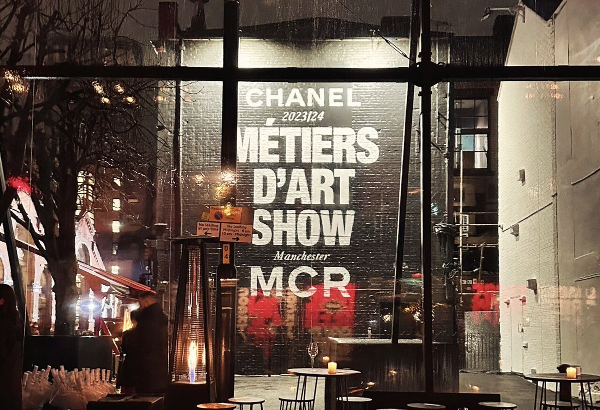 We're so proud that @CHANEL chose @McrFashionInst students to work at this week's iconic Métiers d’Art show, with 50 talented students playing a vital backstage role supporting Chanel’s production teams. Read more 🔗 bit.ly/48e82vP. #McrMetProud