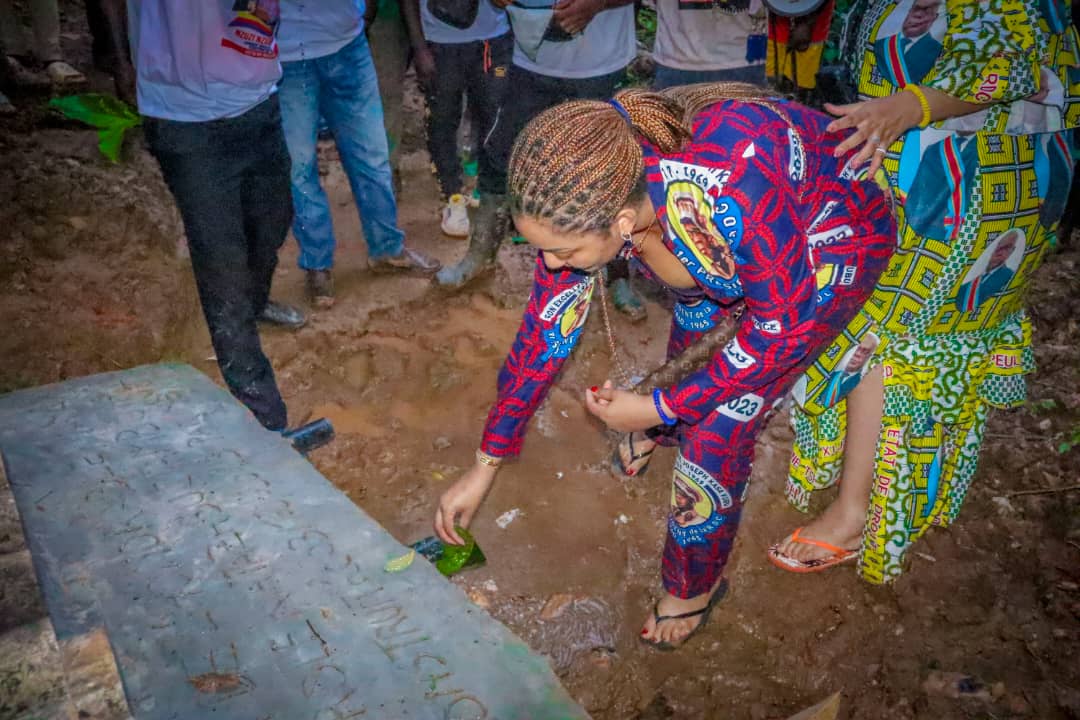 itamboMotema's tweet photo. #108TSHELA nous avons inaugurer le forage d'eau offert à la population de Nganda tsundi par la fondation @fondationPRKasa l'état de la route malheureusement ne nous permettait plus de continuer en voiture mais nous étions tellement déterminés que nous avons continué en moto! 🥰 https://t.co/4qmTxrhv9f