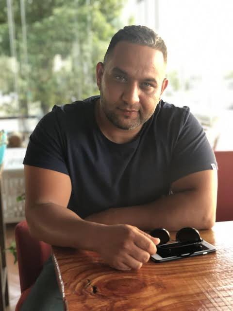 Ben #YunusEmreGöçer. 38 yaşında, kuryelik yaparak geçimini sağlamaya çalışan bir emekçiyim. 2 evladım var, biri otizmli. Somali Cumhurbaşkanı’nın oğlu arkadan çarparak ölümüme yol açtı. Gülümsediğim fotoğrafların öldüğümden haberi yok, ama siz biliyorsunuz. Adalet istiyorum.