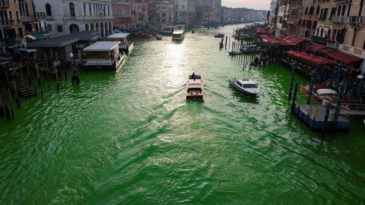 İklim aktivistleri Venedik'teki 'Büyük Kanal'ı sıvı boya ile yeşile boyadı.