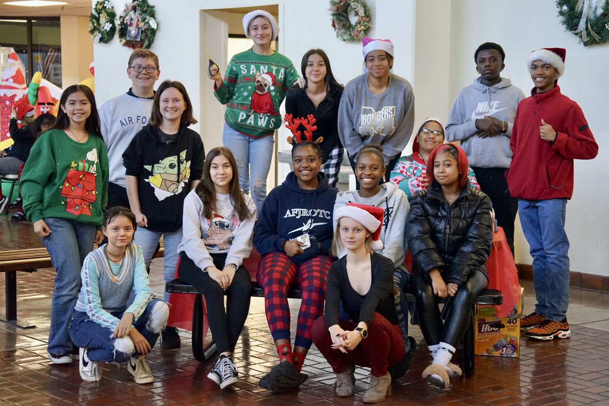 middelnews's tweet photo. Midwest City High School’s Donuts with Santa benefitting Mid-Del’s McKinney Vento program was fantastic today!Deputy Superintendent, Dr. LaShonda Broiles, read to the children in the audience and everyone wanted a picture with Santa. Thank you to all who attended! #mdpurpose https://t.co/Iy6spJBgRb