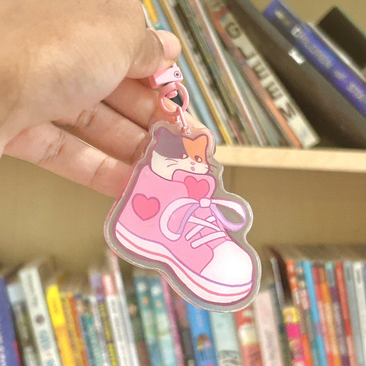 「Sneaker cat acrylic charms now available」|Abelle✨(they/them)@looking for workのイラスト