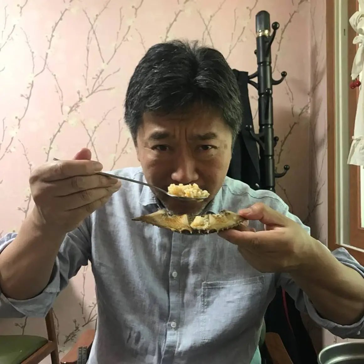 mylittlemovie's tweet photo. 고레에다 간장게장 진짜개맛깔지게먹는다 https://t.co/bqRu3C3Jro
