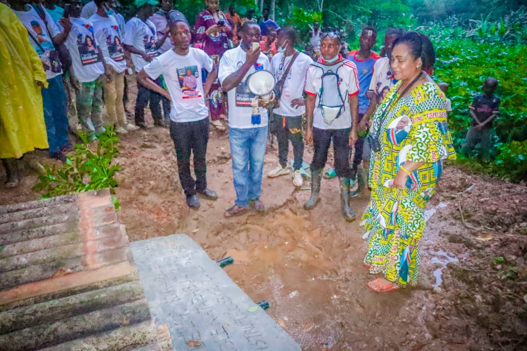 fondationPRKasa's tweet photo. #NgandatsundiKongocentral l'inauguration du forage d'eau par la Présidente et VP à nganda tsundi à tshela accompagné de nos membres ainsi que les habitants du village!#VivelaprovincedeMbutaKasavubu https://t.co/KS4bq7OvzM