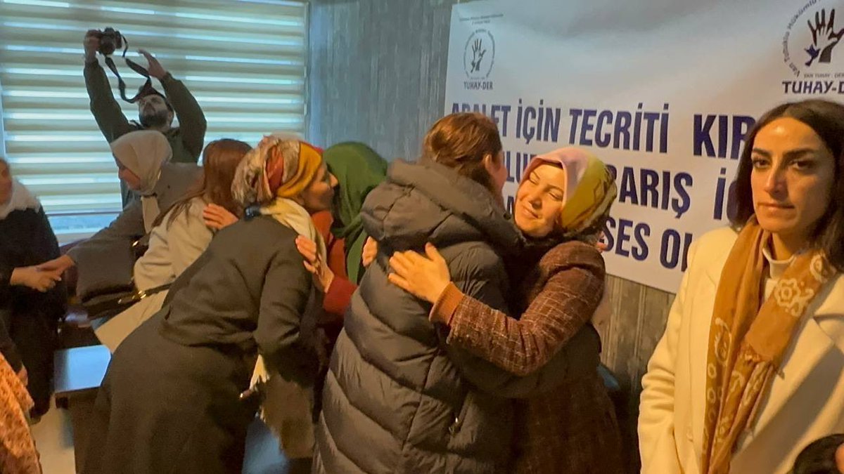 Tutsakların Sayın Öcalan üzerindeki tecride karşı yürüttükleri açlık grevi, 13’üncü gününde. Tecrit ile adalet de ortadan kaldırılırken buna karşı Adalet Nöbeti Van’da devam ediyor. Bizler de bugün adalet için dayanışmadaydık.
#Van #AdaletNöbeti
<a href="/Wantuhay_der/">WAN TUHAY_DER</a> <a href="/gonul_uzny/">Gönül Uzunay</a>