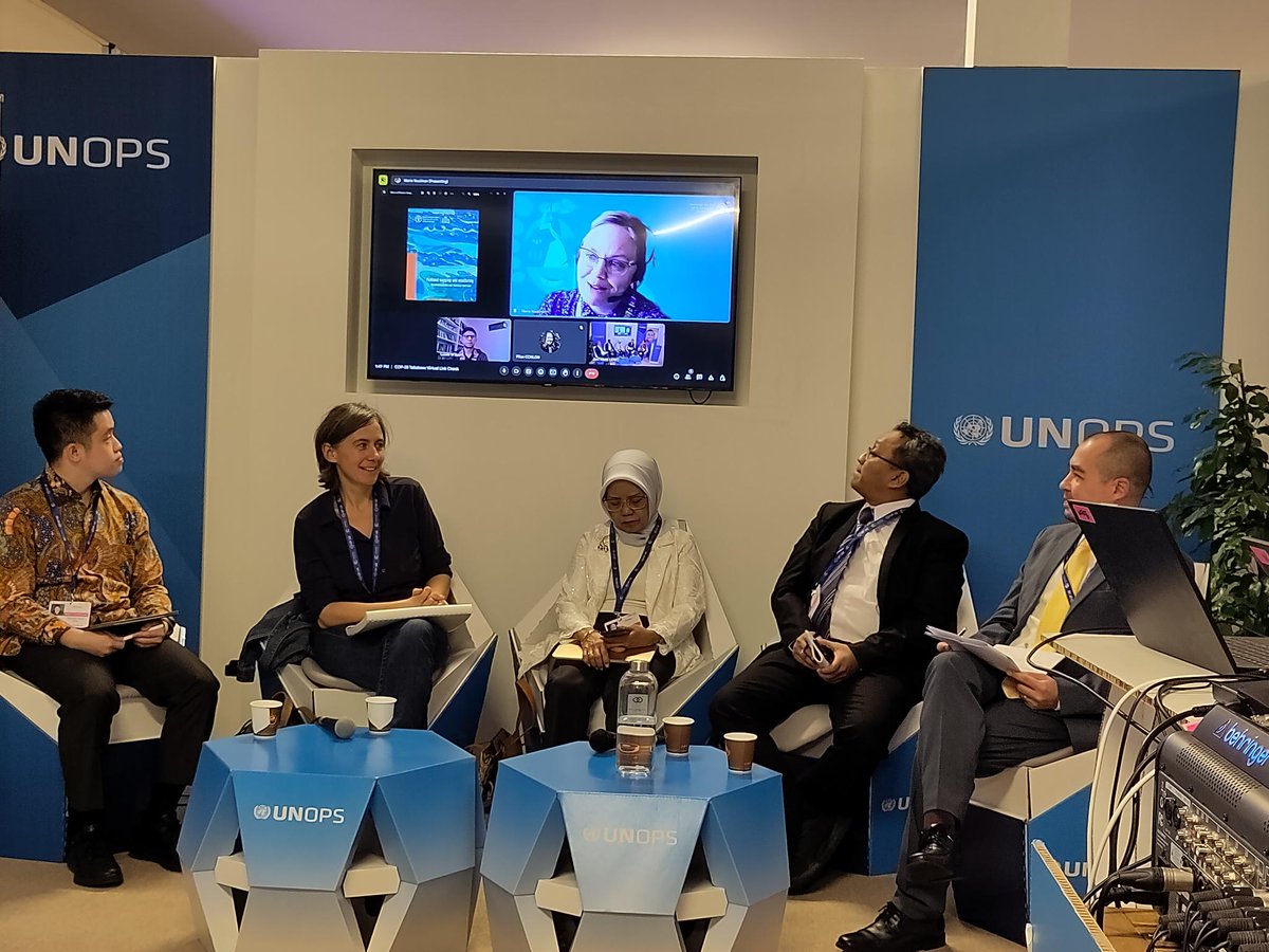 The Indonesian approach to #peatlands can inspire us all: Setting up a rewetting agency with clear annual targets, work on a Green peatland economy, and - 'as we cannot fix it in Jakarta' >150 Peat Care Villages (Desa Peduli Gambut). Learnt a lot today in @UNOPS pavilion COP28!