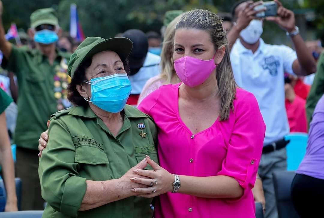 Hoy cumpleaños una mujer inmensa, sensible y toda entrega, quien casi siendo una niña se incorporó a la  guerrilla en la Sierra Maestra y es una de las fundadoras del pelotón Las Marianas, a nuestra querida generala, a nuestra Teté Puebla, muchas felicidades.
