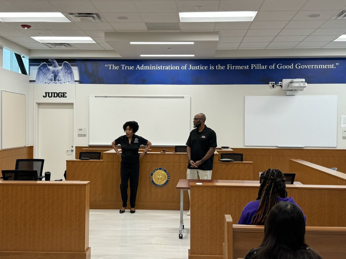 More pictures from the @HSLawAndJustice pathway expo this morning. Thank you to Judge Franklin for speaking with our prospective students.