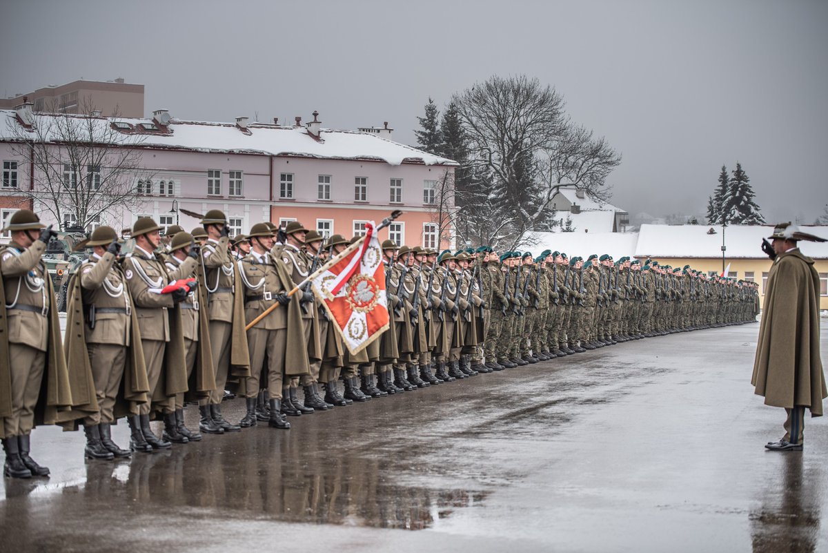 WCR_Jaroslaw's tweet photo. W dniu dzisiejszym ponad 300 żołnierzy Dobrowolnej Zasadniczej Służby Wojskowej na placu apelowym #5bsp w Przemyślu wypowiedziało „Ja, żołnierz Wojska Polskiego PRZYSIĘGAM…”
W uroczystości wziął udział Szef WCR Jarosław https://t.co/RNfSw26FH9