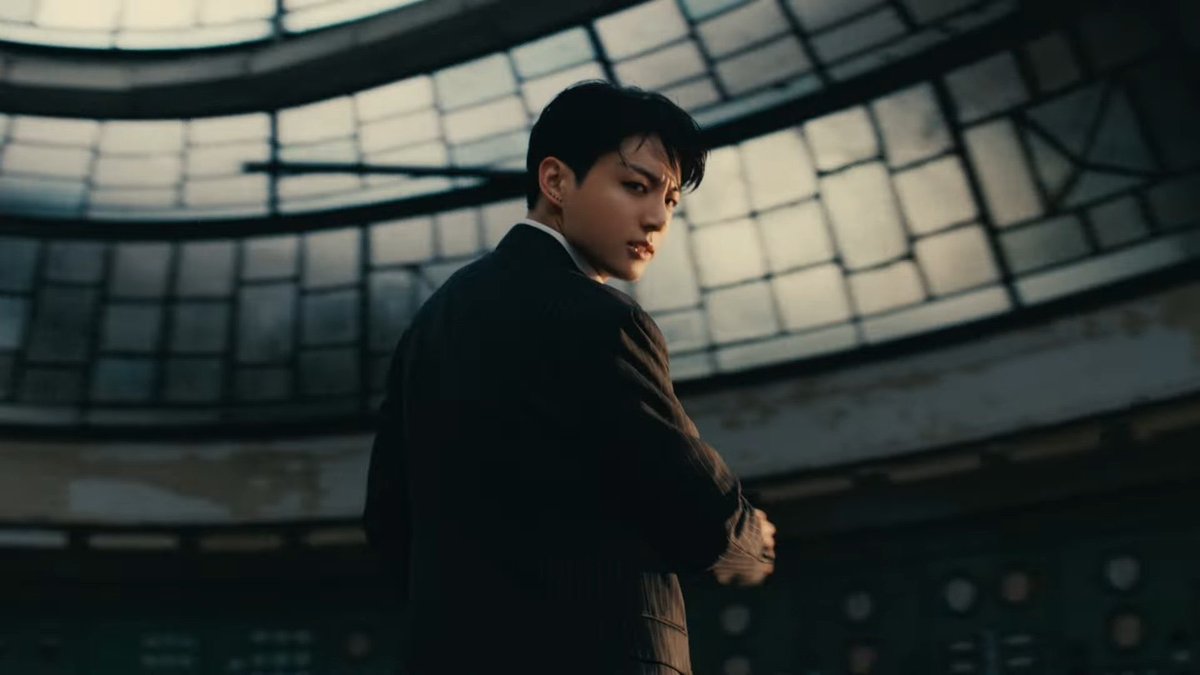 talkofthecharts's tweet photo. #Jungkook’s “Standing Next To You” is expected to spend a fourth week at #1 on Billboard’s Digital Song Sales. https://t.co/Z0UIAYqwIi