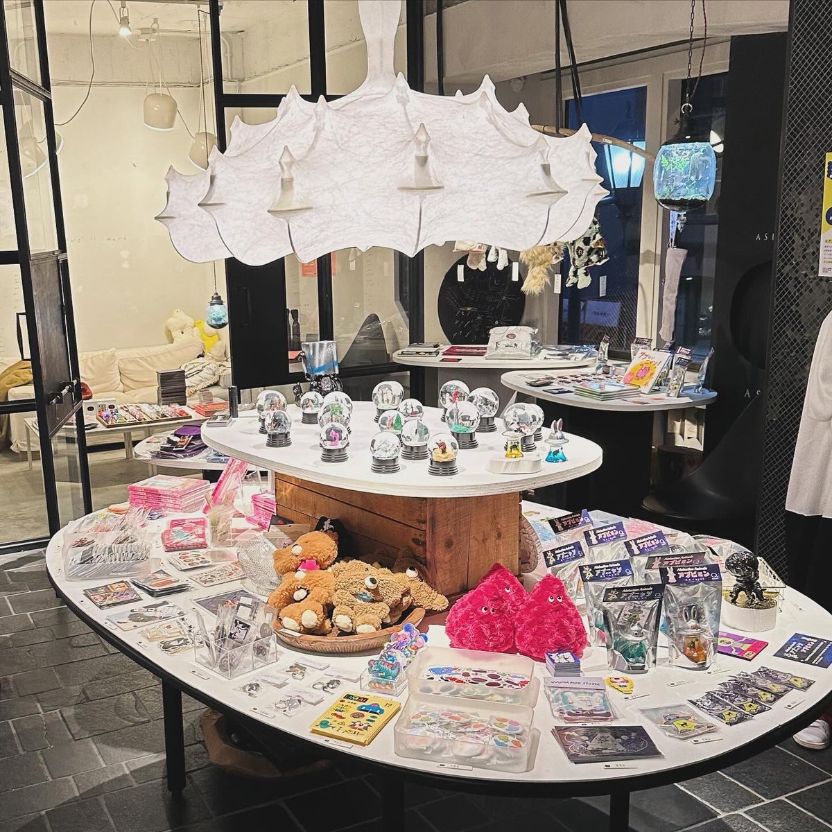 rj_graphics's tweet photo. 見てきたよー!
12/9-23
平日12:00-19:00,休祝日13:00-18:00
入場料500円(オリジナルステッカー付き)
https://t.co/bDE20DOEma
@asitanohorror
#アシタノUMA展 #asita_room #アシタノホラー
#RJToys #キラーアタッカーズ #オクトプス
#ソフビ #キャラ #イラスト #エイリアン #宇宙人 https://t.co/SClcYDAxAt