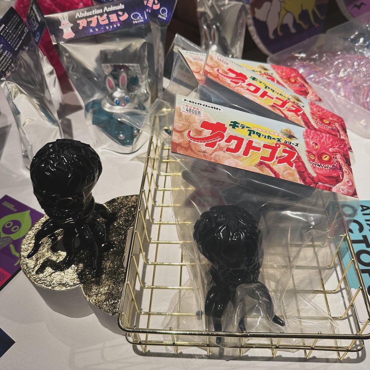 rj_graphics's tweet photo. 見てきたよー!
12/9-23
平日12:00-19:00,休祝日13:00-18:00
入場料500円(オリジナルステッカー付き)
https://t.co/bDE20DOEma
@asitanohorror
#アシタノUMA展 #asita_room #アシタノホラー
#RJToys #キラーアタッカーズ #オクトプス
#ソフビ #キャラ #イラスト #エイリアン #宇宙人 https://t.co/SClcYDAxAt